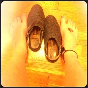 Trashed clogs, extremely used women's shoes 😷🐽